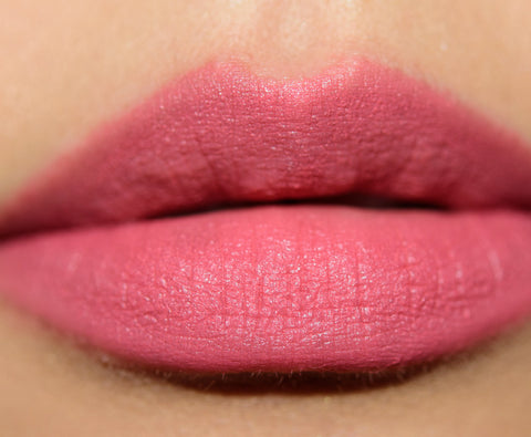 rossetto Mac Cosmetics Powder Kiss Lipstick 904 SULTRINESS