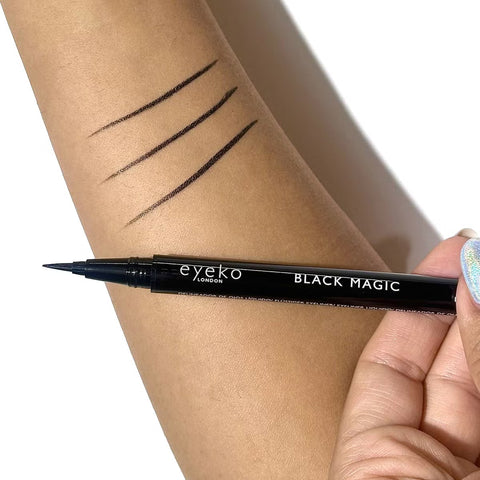 eyeliner liquido Eyeko London Black Magic travel-size