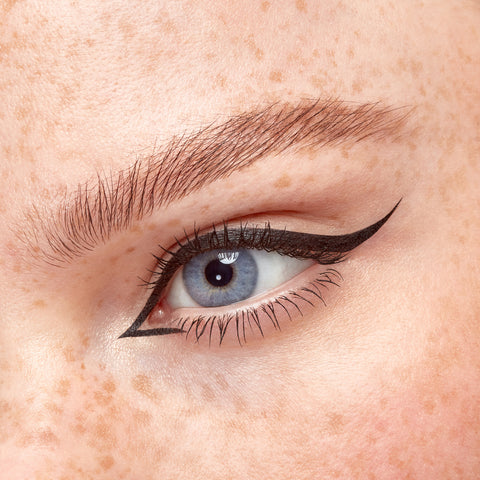 eyeliner liquido Eyeko London Black Magic travel-size