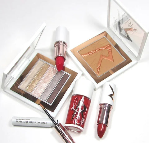 rossetto Mac Cosmetics Frost Lipstick RiRi Hearts Mac WHO'S THAT CHICK