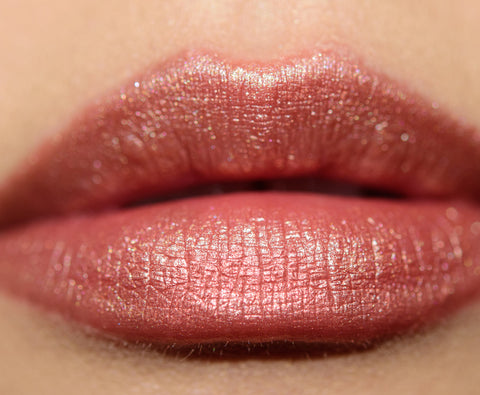 rossetto Mac Cosmetics Frost Lipstick Shiny Pretty Things AT LEISURE