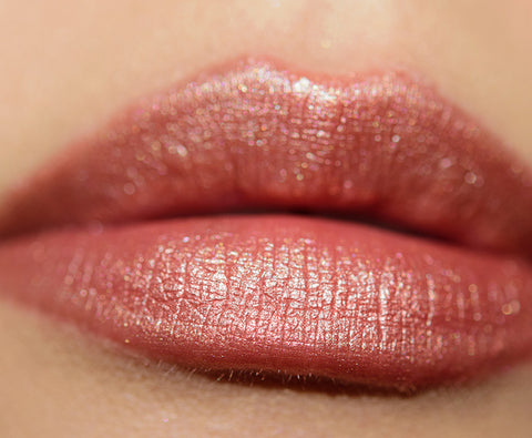 rossetto Mac Cosmetics Frost Lipstick Shiny Pretty Things AT LEISURE