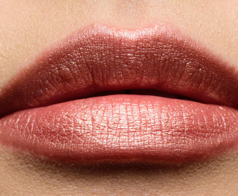 rossetto Mac Cosmetics Frost Lipstick Shiny Pretty Things AT LEISURE