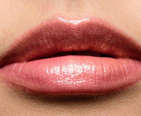 rossetto liquido Mac Cosmetics Grand Illusion Glossy Liquid Lipcolour 320 GOLDIELOXXED