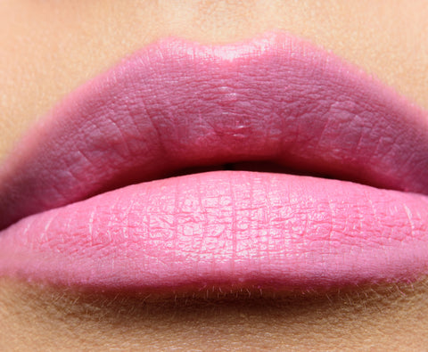rossetto Mac Cosmetics Cremesheen Lipstick Boom Boom Bloom HEY, KISS ME!