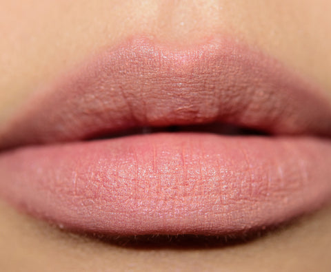 rossetto Mac Cosmetics Powder Kiss Lipstick 910 INFLUENTIALLY IT