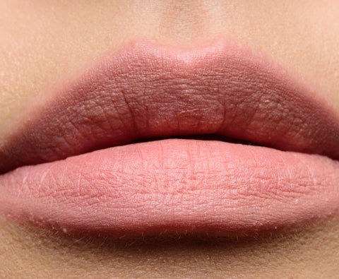 rossetto Mac Cosmetics Powder Kiss Lipstick 910 INFLUENTIALLY IT